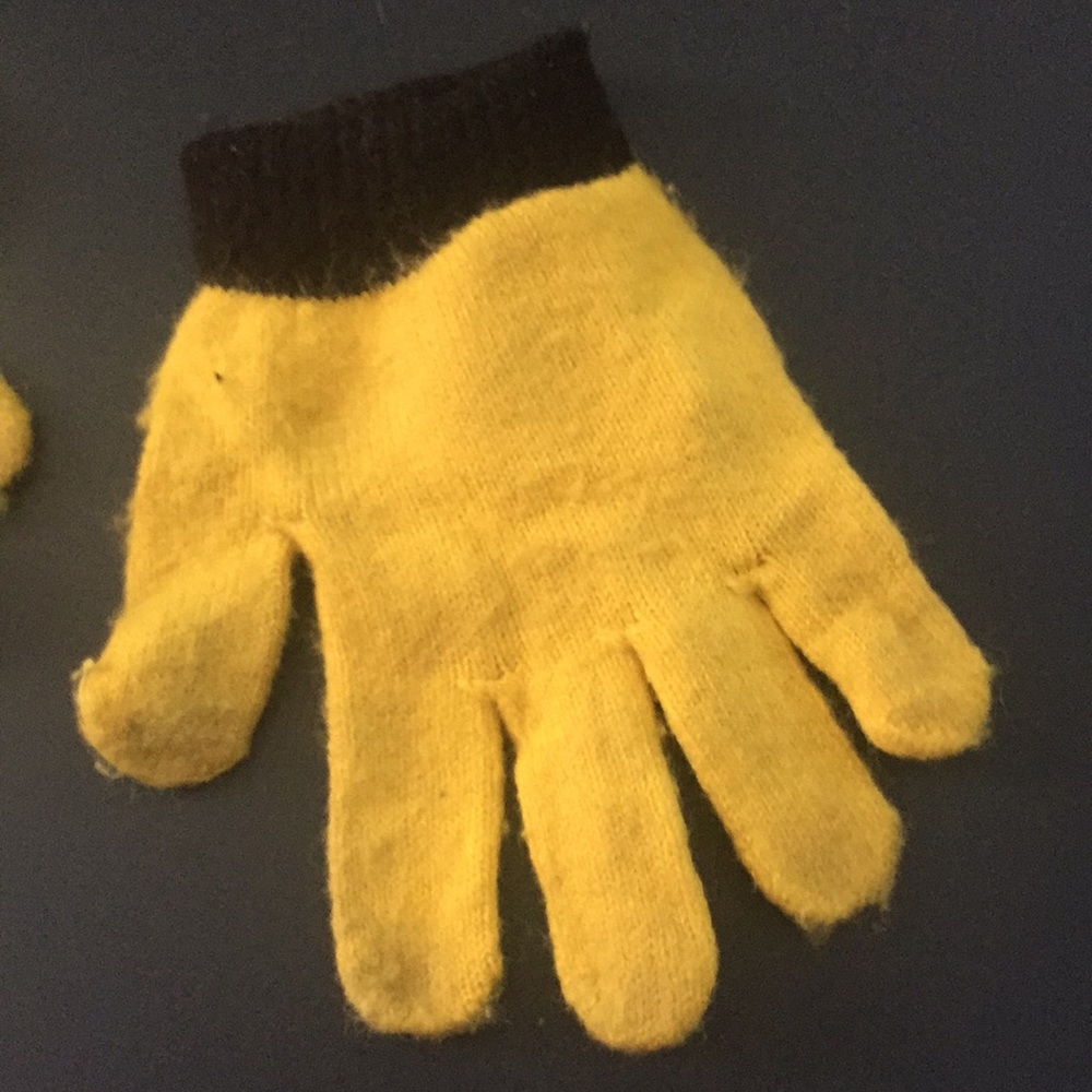 Despicable Me Minion Gloves - Picture 4 of 8